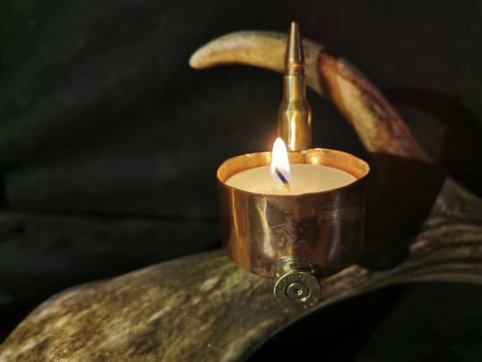 Detaljer i en ljusstake av dovhjortshorn